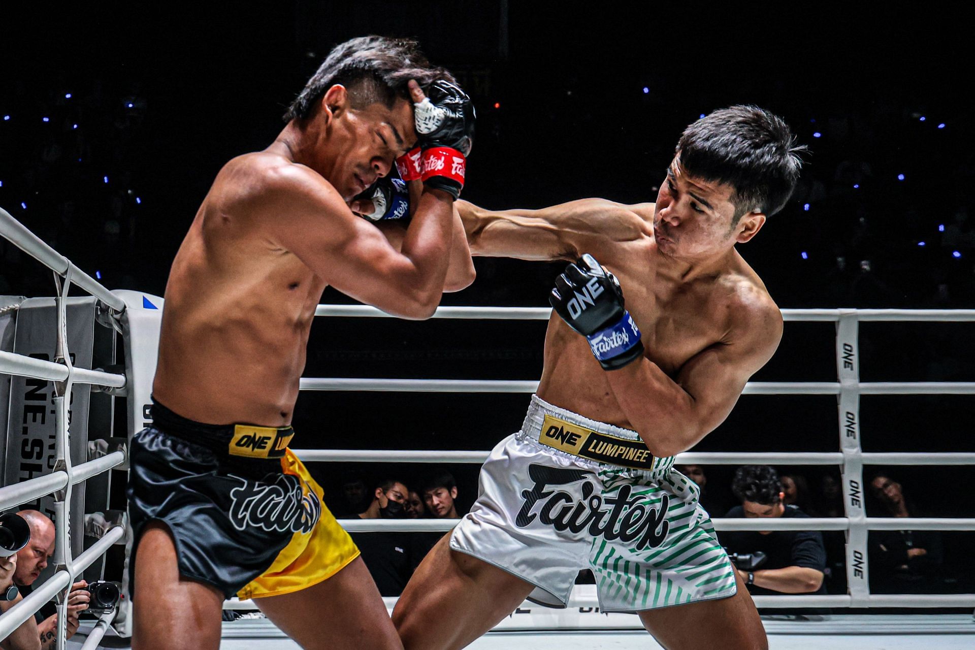 Yodlekpet Or Atchariya (right) landing a punch on Donking Yotharakmuaythai.