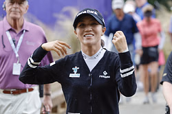 Lydia Ko's furry friend 'keeps an eye on things’ as she works on her swing during LPGA break