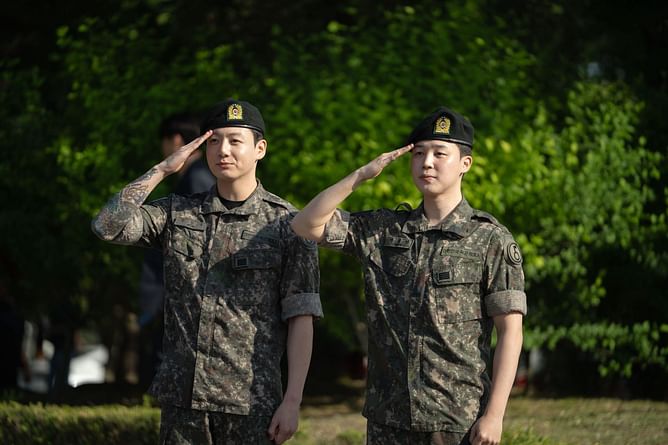 "ACE DUO for a reason"- Fans in awe with the huge media influx at BTS' Jungkook & Jimin's military discharge site