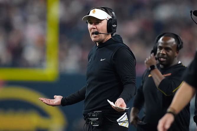CFB insider gets blunt on Lincoln Riley's hot seat rumors amid rising concerns over USC's performance