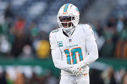Tyreek Hill shows off lightning speed burst days after Noah Lyles claimed he can defeat Dolphins WR in first 5 meters