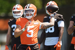 "It's going to be a big problem for Shedeur Sanders": Nick Wright suggests Dillon Gabriel could spell trouble for Coach Prime's son
