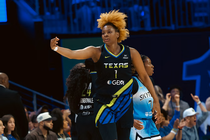 "What y’all want me to do?": NaLyssa Smith vents feelings with DiJonai Carrington about guarding Napheesa Collier & Co. amid alarming slump