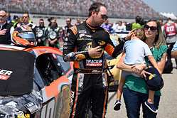 Chase Briscoe’s wife takes their 3 kids on the Atlanta asphalt