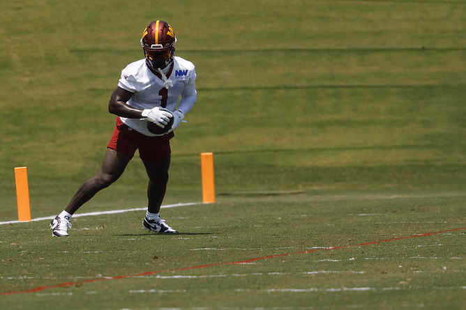 "He about two chicken nuggets from tipping the scale": NFL HOF'er Terrell Owens mocks Deebo Samuel gaining weight