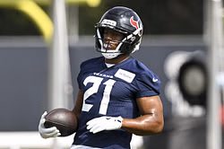 3 days after signing $2,500,000 deal with Texans, Nick Chubb opens up about his future in Houston