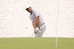 How did Scottie Scheffler perform in the 2025 Travelers Championship, Round 1?