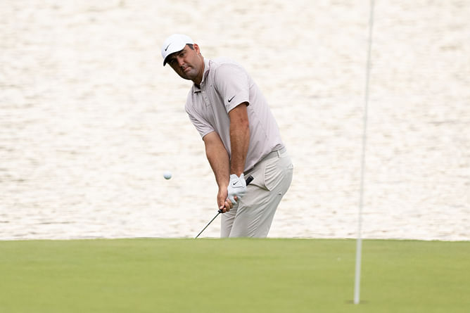 How did Scottie Scheffler perform in the 2025 Travelers Championship, Round 1?