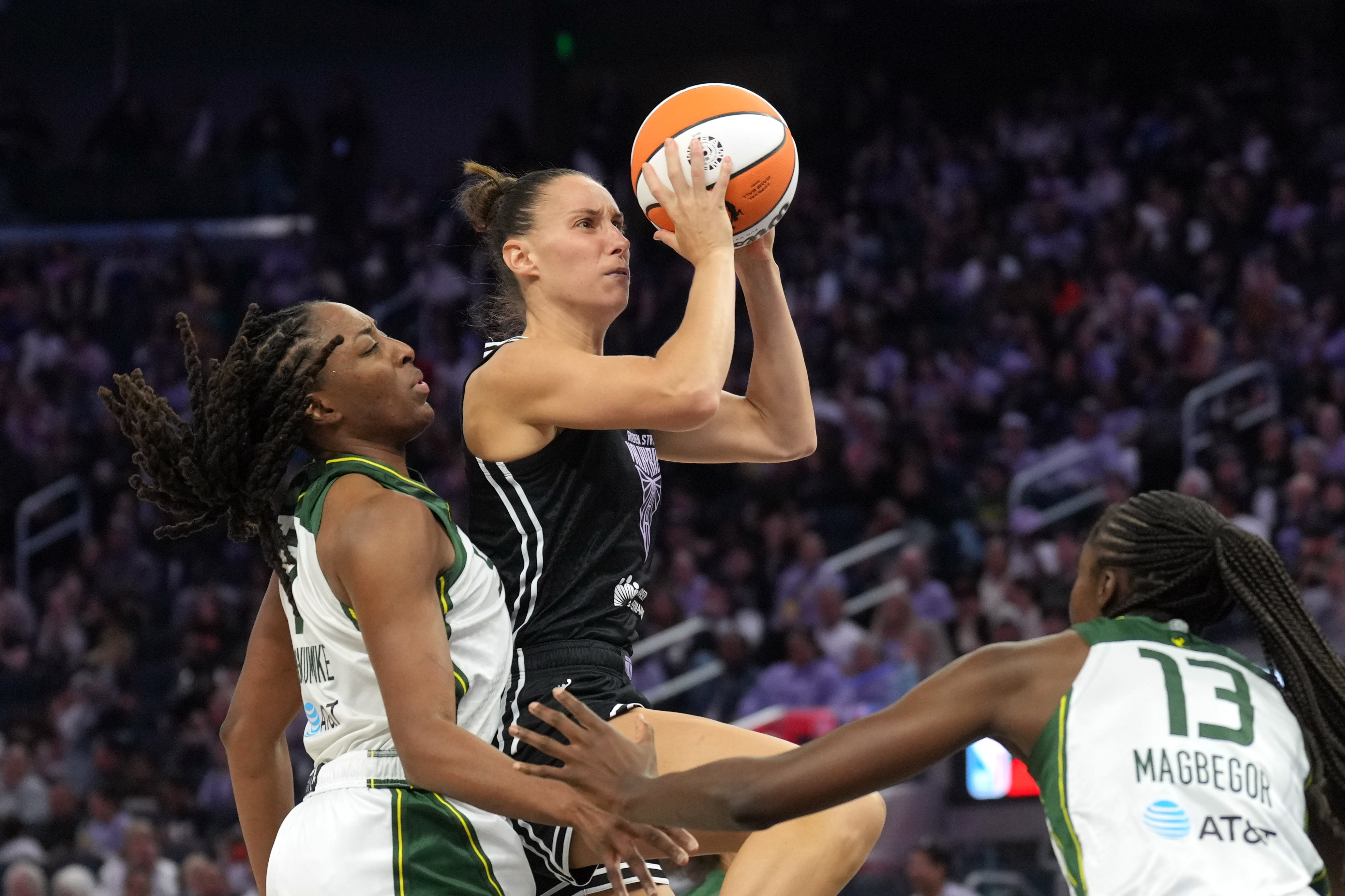 Golden State Valkyries blow out Seattle Storm for 9th win of the season. (Photo: IMAGN)