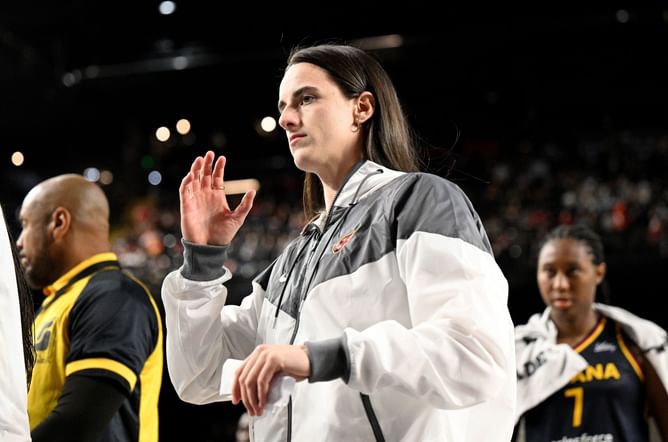Caitlin Clark playfully calls out $217,640 teammate's priceless reaction to her courtside shenanigans: "She’s like uhhhhh"
