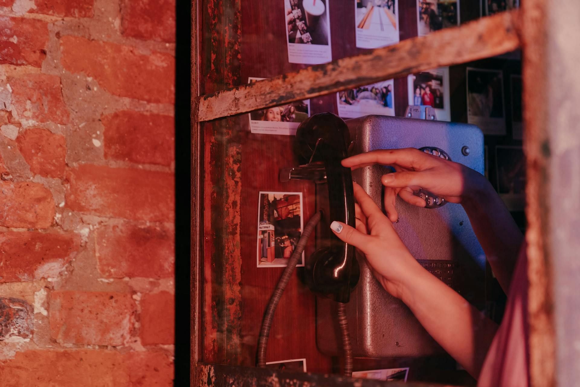Sidney called Heather with a public phone before her disappearance (Image via Pexels)