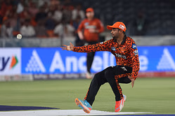 Star KKR all-rounder casually asks SRH batter Aniket Verma for a bat in Madhya Pradesh Premier League [Watch]