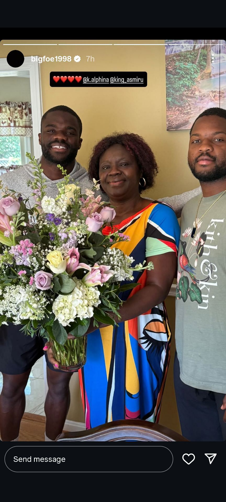 Tiafoe's Instagram Story featuring Alphina receiving a bouquet of flowers from her sons on her birthday (Source: Instagram/bigfoe1998)