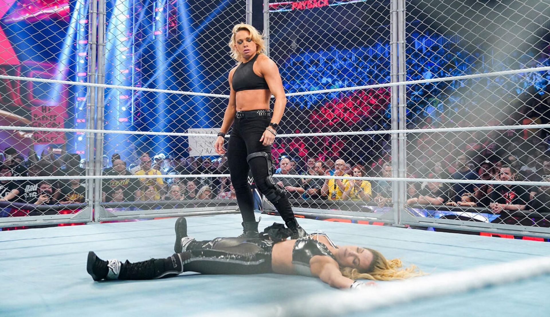 ज़ोई स्टार्क, ट्रिश स्ट्रेटस को धराशाई करने के बाद (Photo: WWE.com)