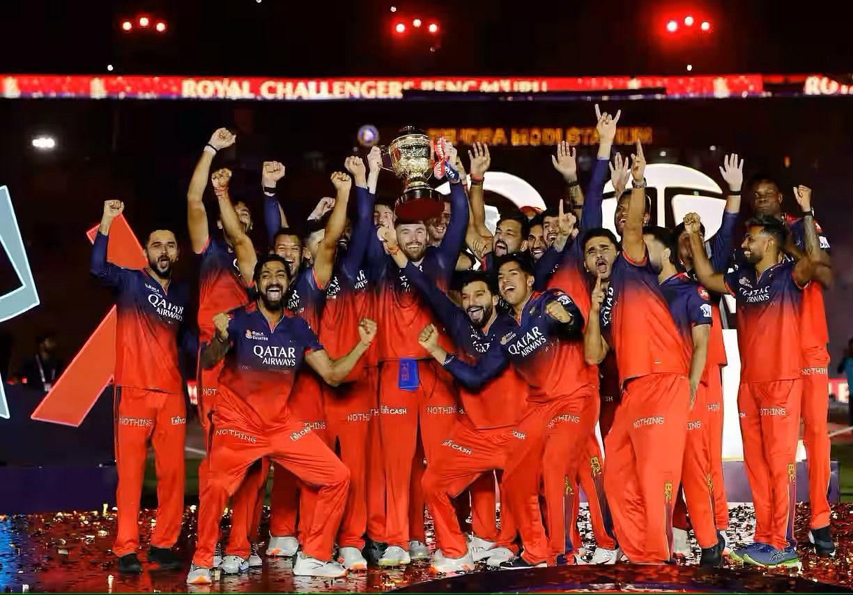 आरसीबी टीम टाइटल जीतने के बाद (Photo Credit - IPLT20.COM)