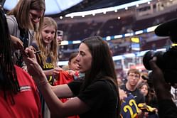 “She could smell that s**t”: Fans erupt as Caitlin Clark leaves Chicago Sky fan hanging with stone-cold snub
