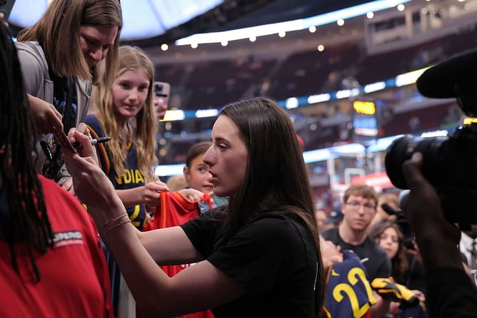 “She could smell that s**t”: Fans erupt as Caitlin Clark leaves Chicago Sky fan hanging with stone-cold snub