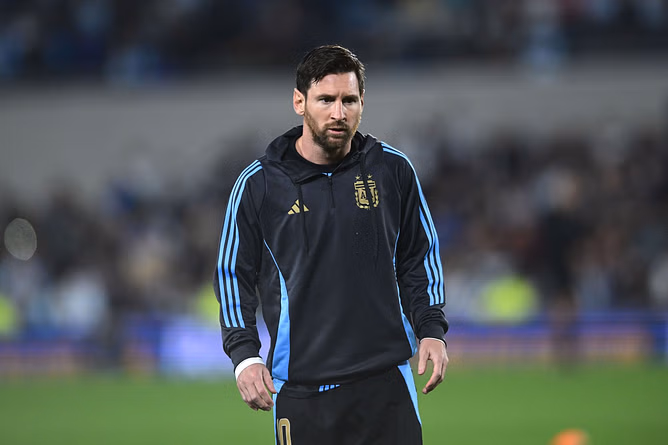 "He should retire", "Holding them back" - Cristiano Ronaldo fans call out Lionel Messi as Argentina draw against Colombia