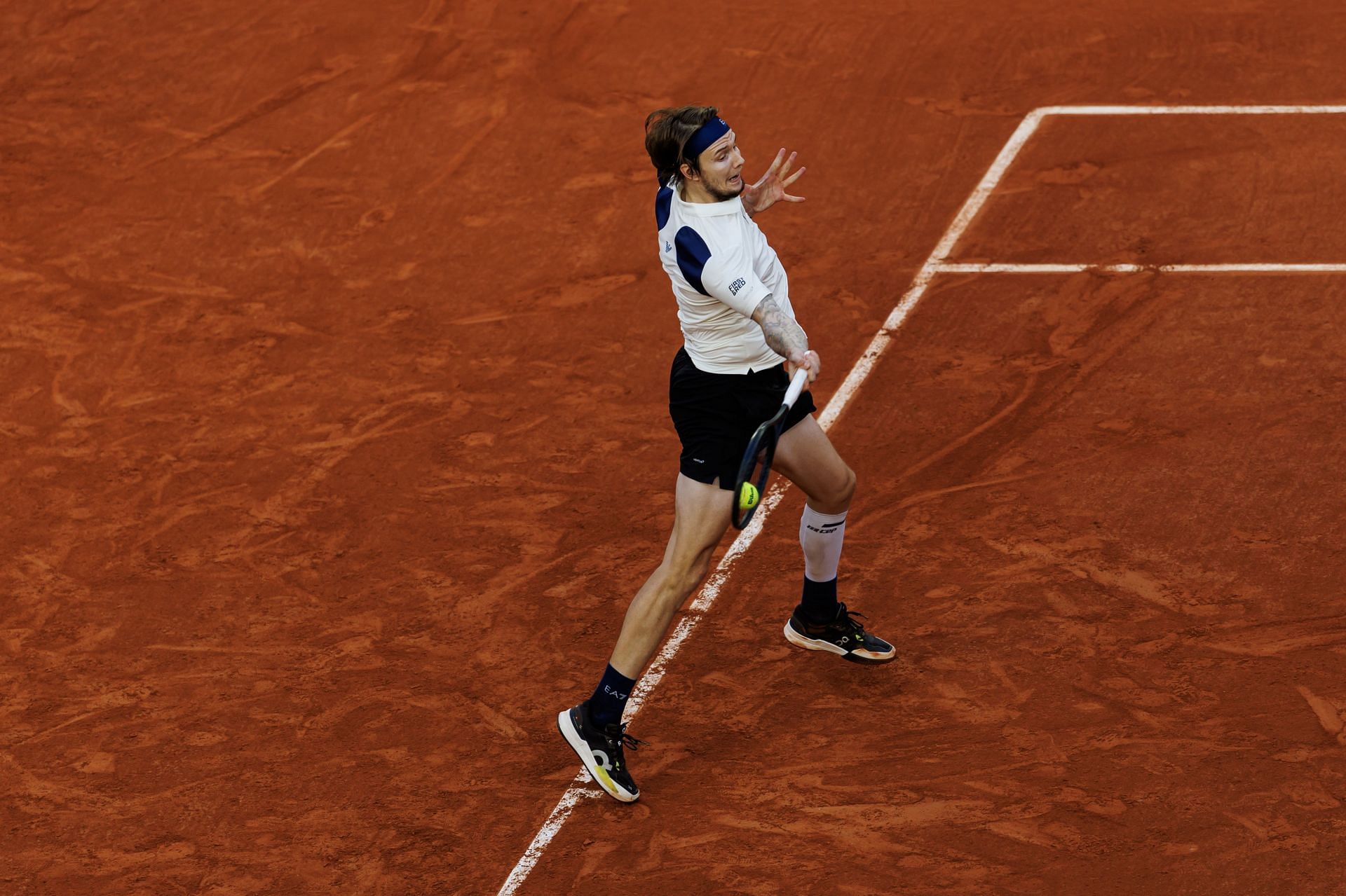 Bublik in action at the 2025 French Open (Image Source: Getty)