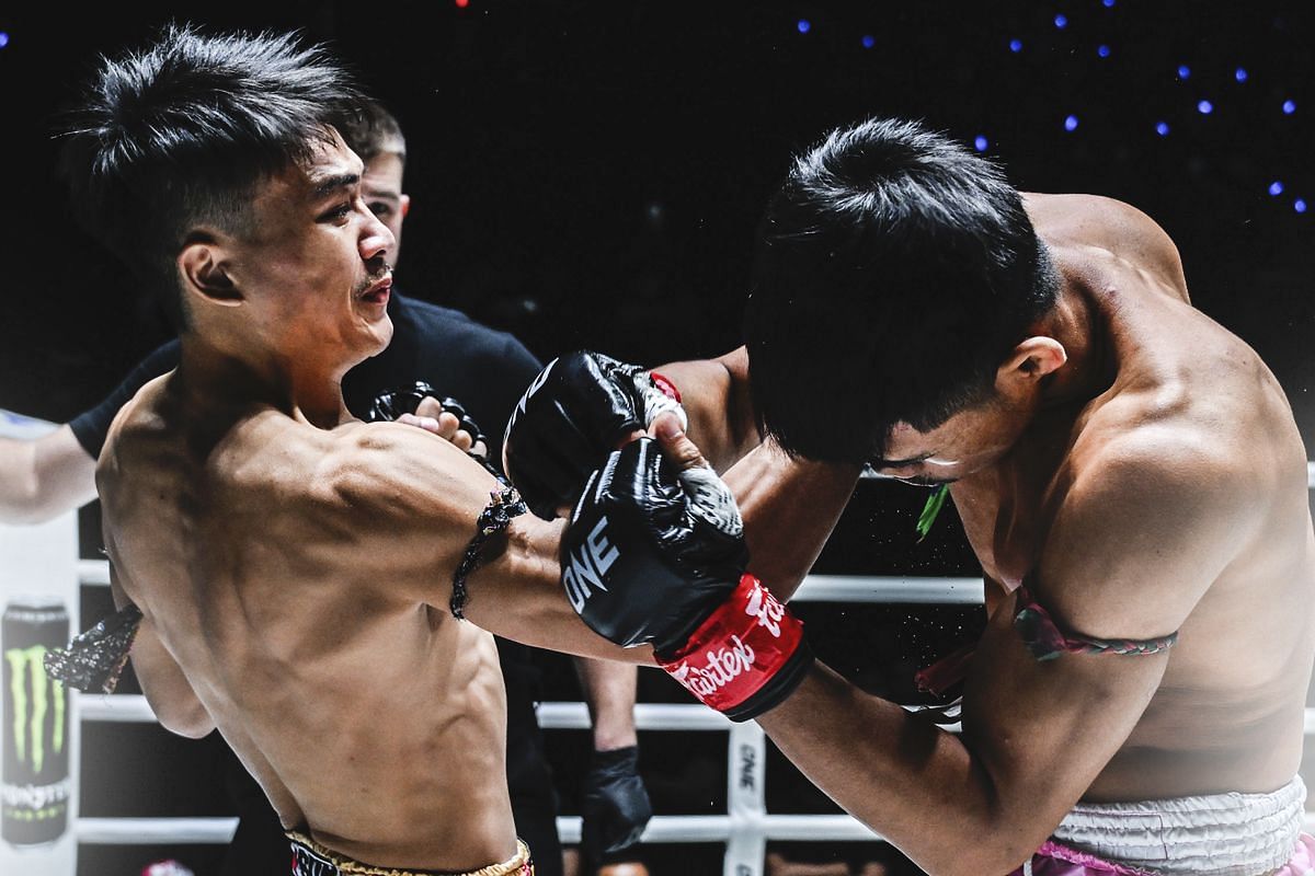 Jaosuayai Mor Krungthepthonburi (left) and Nakrob Fairtex (right) in action at ONE Fight Night 32.
