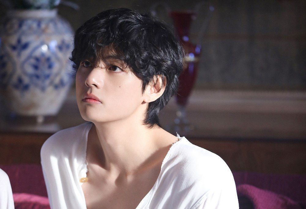 Fans demand Kim Taehyung to open a TikTok account after his latest video with Lee Jung-lee goes viral (Image via @bts_bighit/X)