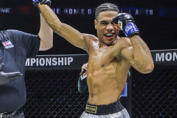 "He has no brakes" - Fans marvel at the sheer unstoppable intensity Colombian phenom Johan Estupinan brings to the rings