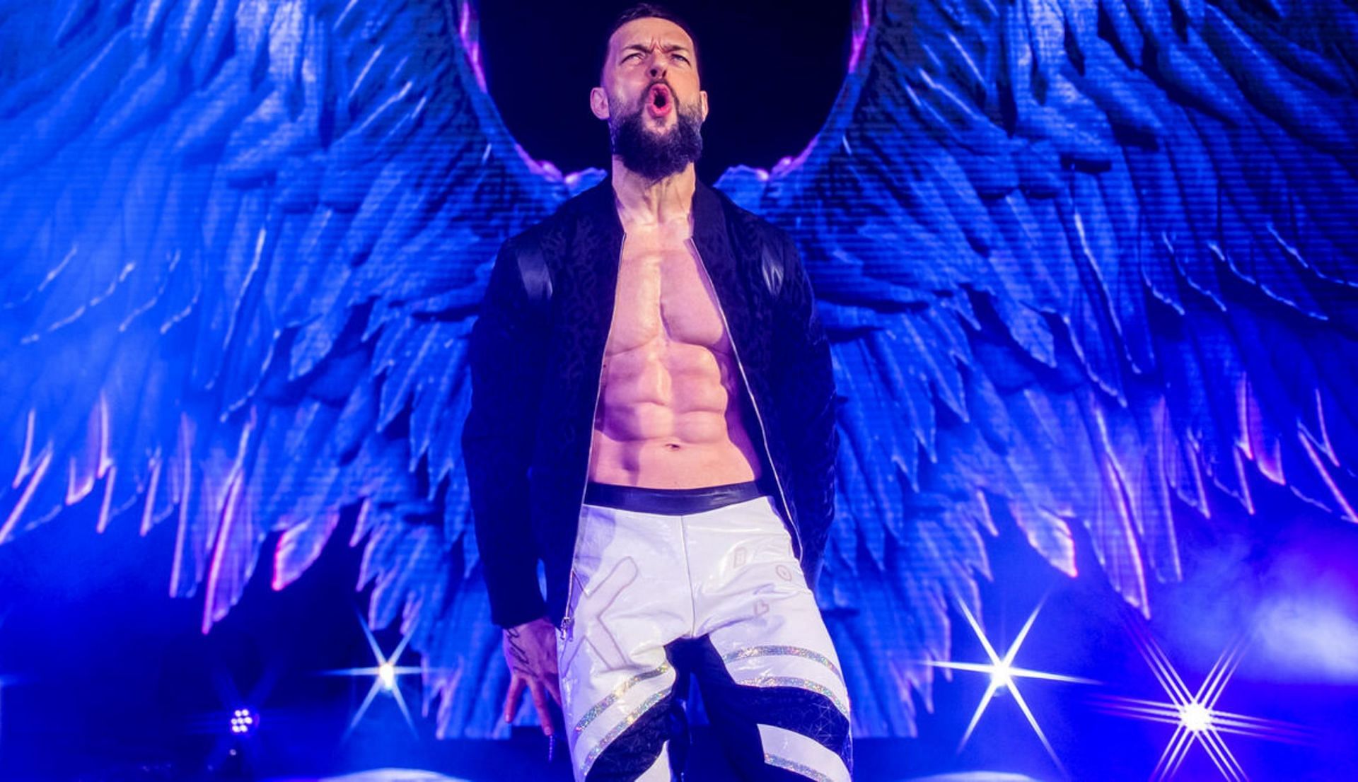 फिन बैलर एंट्री करते हुए (Photo: WWE.com)