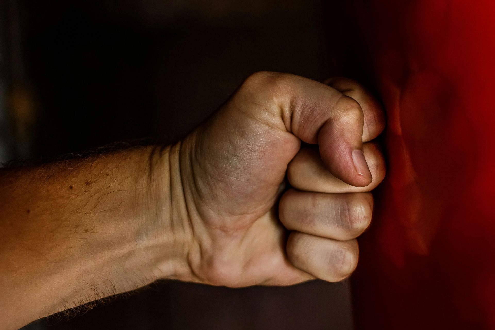 Video shows man knocking out stranger (Image via Pexels)