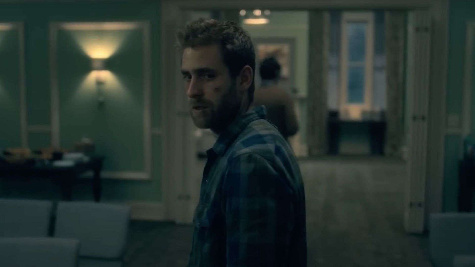 Luke celebrates sobriety in The Haunting of Hill House (Image via YouTube/Netflix)