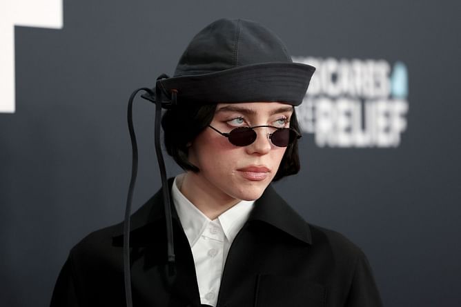 Billie Eilish and Nat Wolff spotted kissing on a balcony during Venice trip