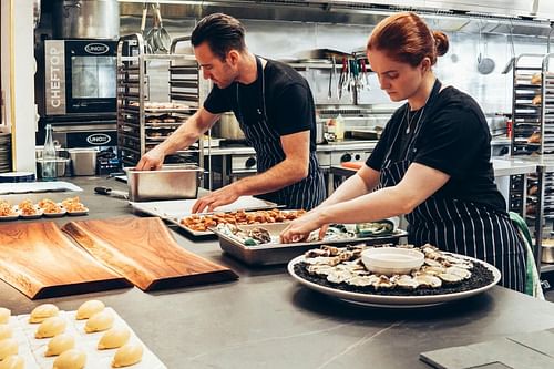 Heather Elvis worked at the restaurant where Sidney repaired the kitchen equipment (Image via Pexels)
