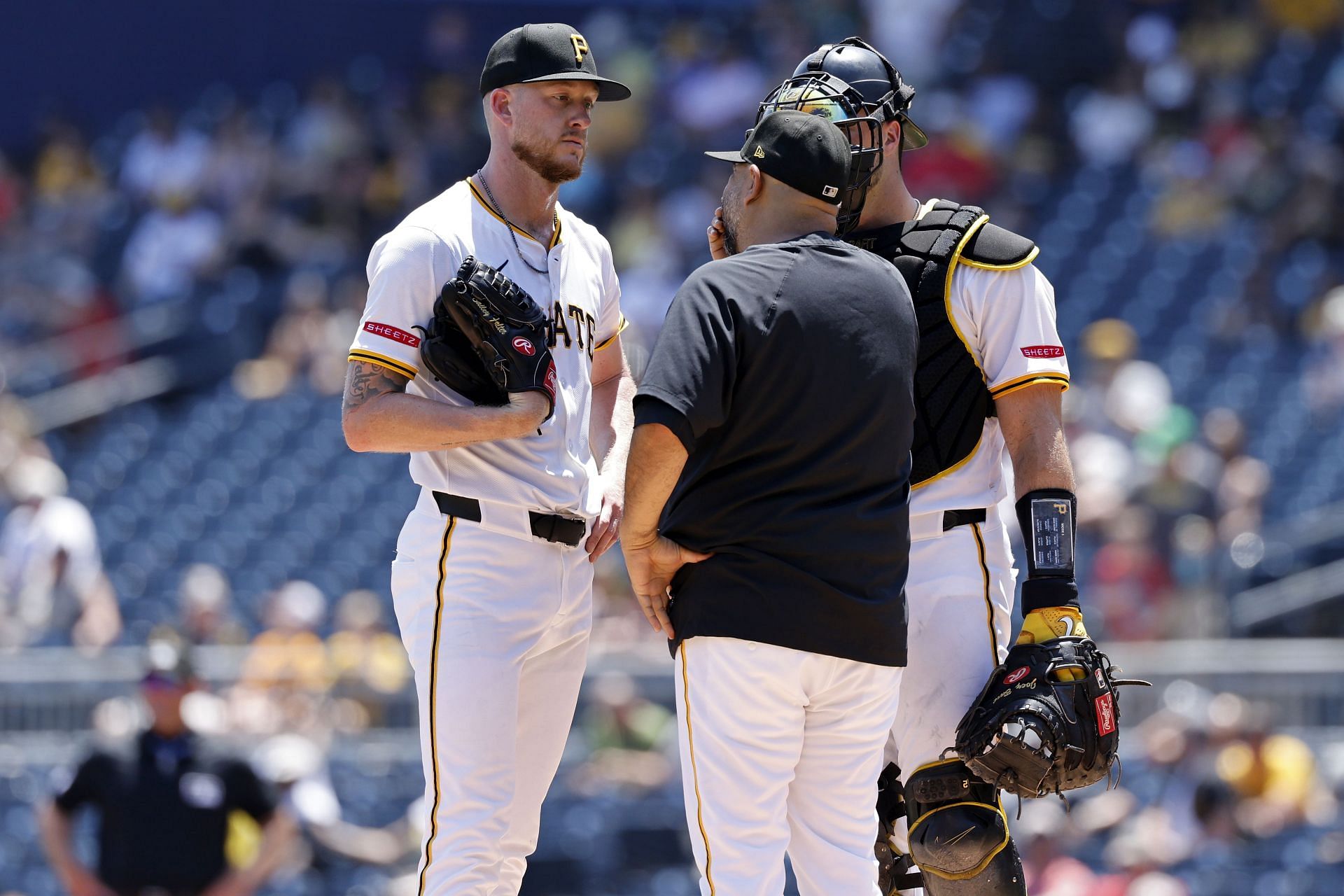 Pirates fan breaks the internet at Mets game with hilarious billboard apologizing to girlfriend