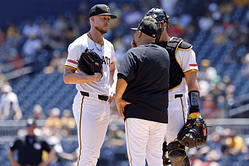 Pirates fan breaks the internet at Mets game with hilarious billboard apologizing to girlfriend