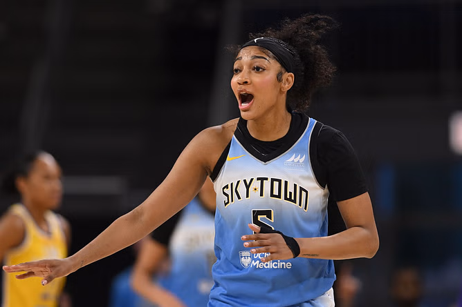 "Modern day Moses Malone": WNBA fans react as Angel Reese gets called for "mebound" by broadcaster on-air