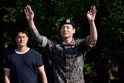 "The undisputed King of SNS"— Fans celebrate as BTS' Jungkook tops Google, global trends, media headlines, and more with military return appearance