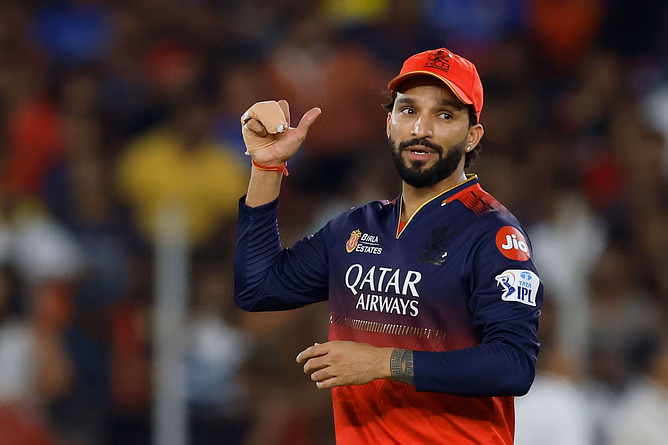 Rajat Patidar signs RCB poster for fan on sidelines of Madhya Pradesh League 2025 [Watch]