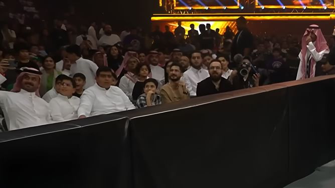 [Unseen footage] Angry fan LOUDLY screams "Fu*k you" at female WWE star at Night of Champions