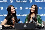 Nikka و Brie Bella خلال نظرة عامة على Super Bowl Lix - المصدر: Getty