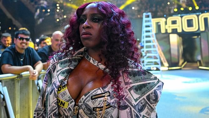 Naomi threatens to push WWE star down the stairs ahead of RAW