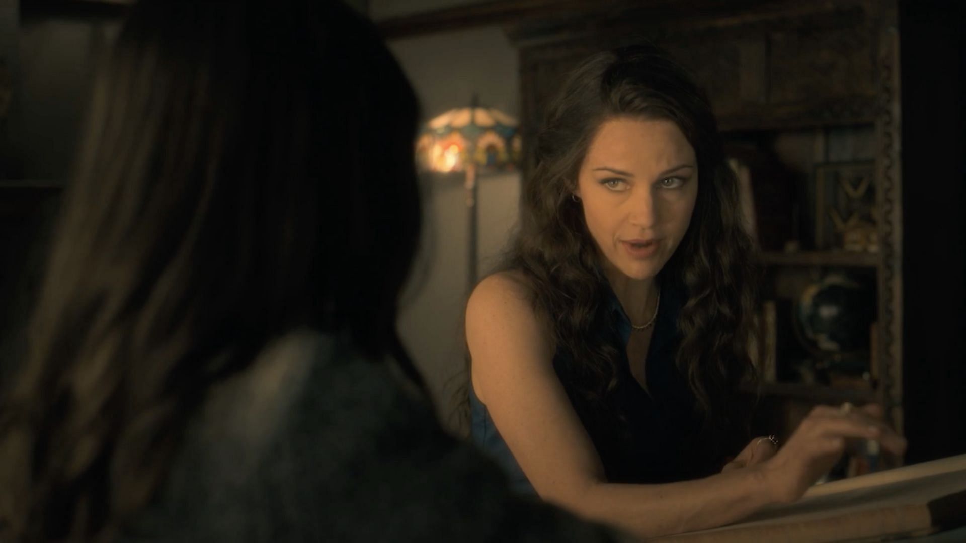 Olivia becomes haunted by the house (Image via YouTube/Netflix)