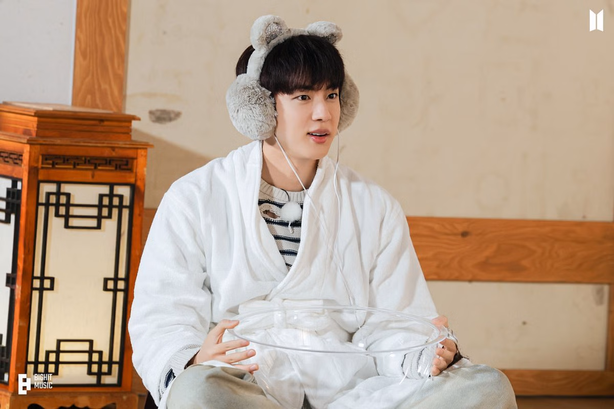 "Always so thoughtful"- Fans react to BTS' Jin's touching gesture to the residents near Goyang Stadium