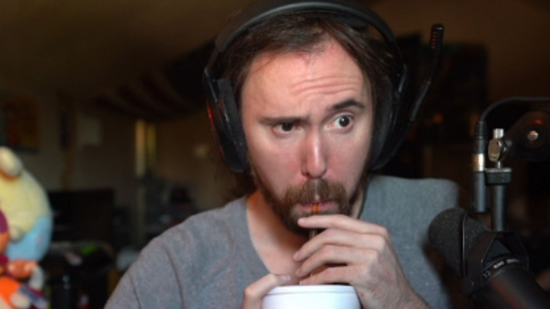 Asmongold claimed that Twitch was being &quot;blatantly biased&quot; in favor of HasanAbi after the latter allegedly streamed from a highway during the recent LA protests (Image via zackrawrr/Twitch)