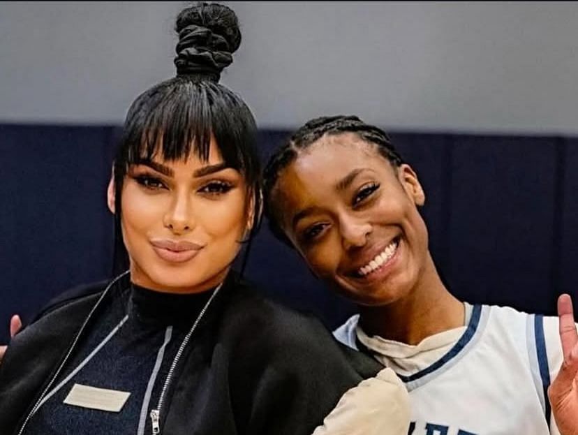 Laura Govan and oldest daughter Izela Arenas on IG. Image via @lauramgovan