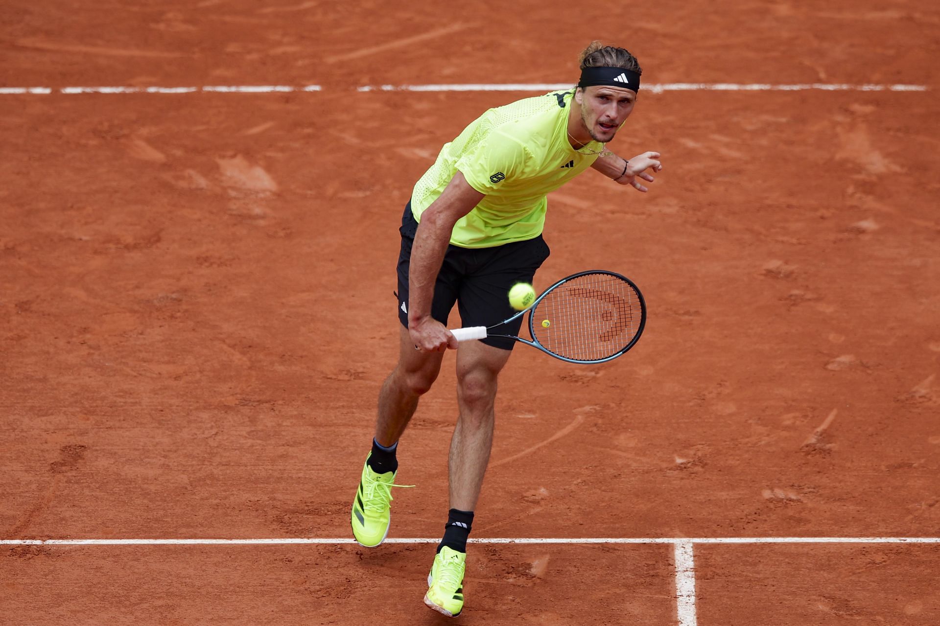 Alexander Zverev hits a volley during his French Open 3R win | Image Source: Getty