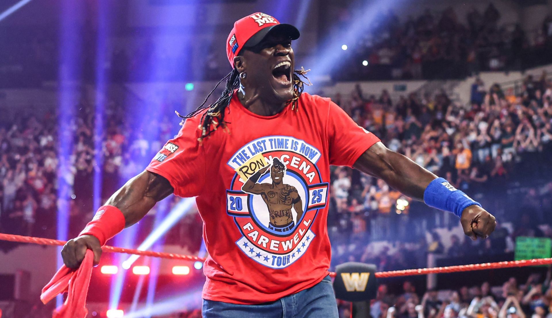 आर-ट्रुथ, जॉन सीना की तरह एंट्री करते हुए (Photo: WWE.com)