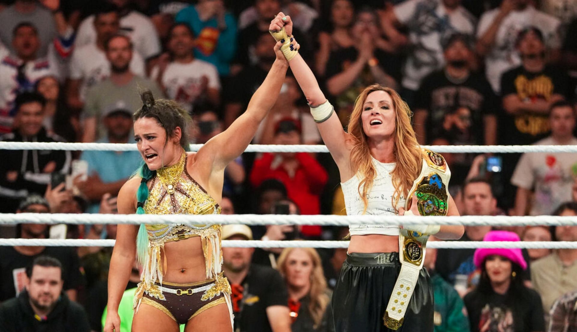 बैकी लिंच का हाथ ऊपर करते हुए लायरा वैल्किरिया (Photo: WWE.com)