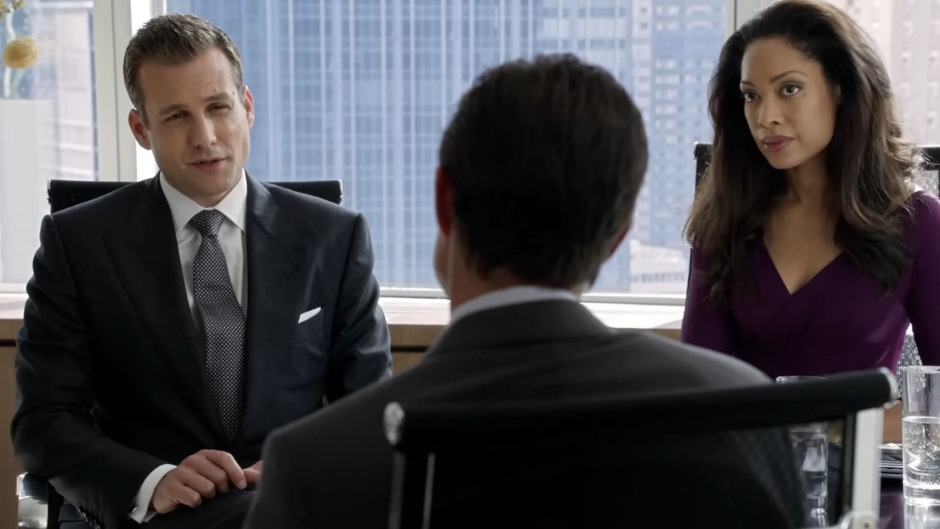 A scene from S2, Ep 7 (Image via YouTube/ @Suits Official)