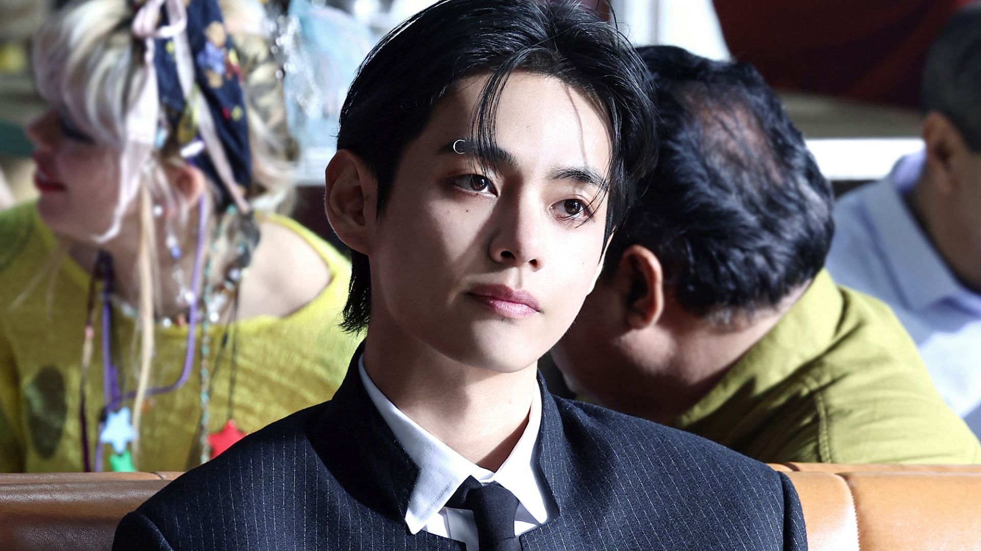 BTS&rsquo; Taehyung sparks $1.9K AKG headphones sell-out and brand buzz after latest Weverse live appearance (Image Via Weverse) 