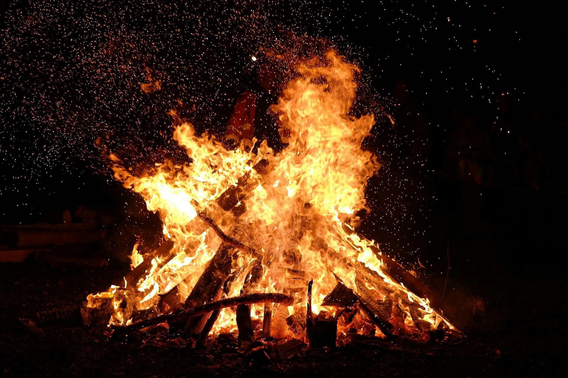 The body of Bonnie Woodward was burned and dumped in a creek (Image via Pexels)