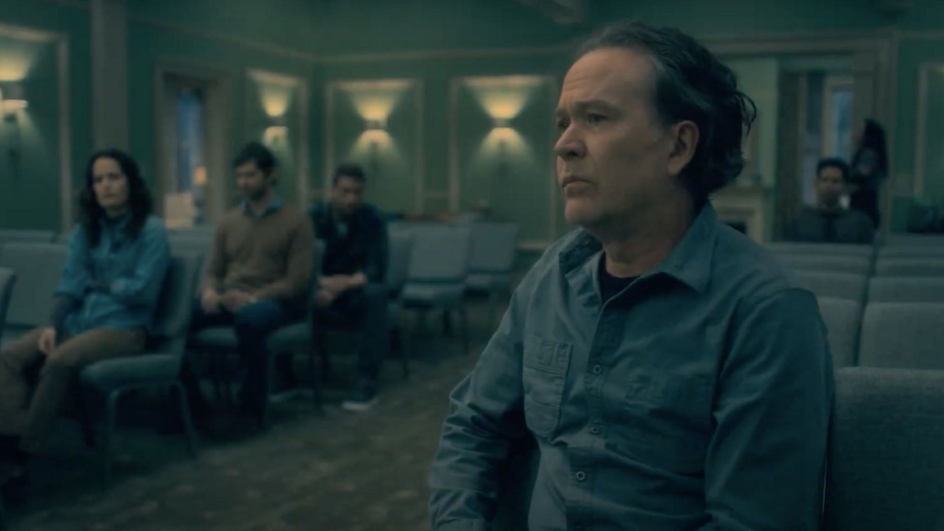 The family reunites in The Haunting of Hill House (Image via YouTube/Still Watching Netflix)